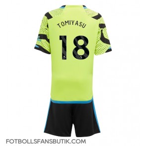 Arsenal Takehiro Tomiyasu #18 Replika Bortatröja Barn 2023-24 Kortärmad (+ Korta byxor)